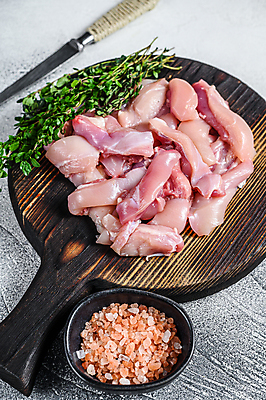 포토 JPG 해외이미지 그릇 실내 사람없음 닭고기 신선 흰배경 날것 슬라이스 소금 식칼 나무도마 닭가슴살 백리향 해외포토 식기 백그라운드 주방용품 도마 육류 내부 목재 흰색 파일형식 이미지허브