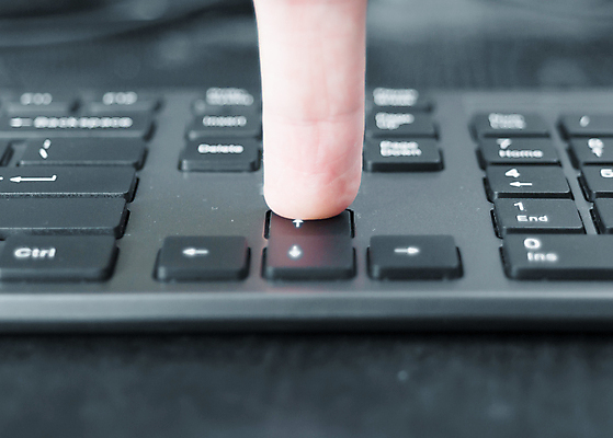 포토 JPG 해외이미지 1 손 손가락 탁자 열쇠 사람 사람없음 노트북 컴퓨터 사무실 공책 장비 엄지손가락 타이핑 키보드 업무 오브젝트 시작 키패드 해외포토 가구 비즈니스 문구용품 신체부위 전자제품 작업 파일형식 이미지허브