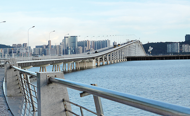 포토 JPG 해외이미지 아시아 도로 비즈니스 건축양식 교통시설 모션 자동차 아침 추상 거리 버스 풍경 사람없음 건물 금융 파란색 빛 도시풍경 노란색 탑 고층빌딩 중국 도시 고속도로 센터 도심 저녁 소프트포커스 속도 상업 지역 타운 대도시 홍콩 스카이라인 빛망울 마카오 방법 블러 해외포토 주간 건축물 건축 나라 길 육상교통 컬러 교통 무늬 대중교통 촬영기법 빌딩 경제 야간 시설 파일형식 이미지허브