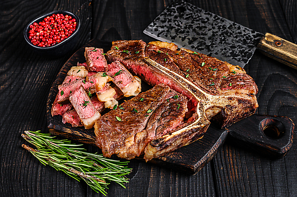 포토 JPG 해외이미지 단면 실내 사람없음 소고기 슬라이스 식칼 로즈메리 나무도마 통후추 티본스테이크 나무배경 해외포토 백그라운드 주방용품 도마 육류 스테이크 내부 목재 허브 후추 파일형식 이미지허브