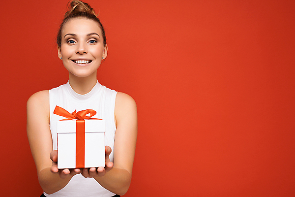 포토 JPG 해외이미지 행복 리본 크리스마스 데이트 새해 발렌타인데이 선물 한명 미소 이벤트 쇼핑 상자 산타클로스 파티 세일 상점 희망 놀람 쇼퍼홀릭 포장소품 해외포토 1 기념일 감정 포장 데이이벤트 표정 사람 오브젝트 포장재료 파일형식 이미지허브