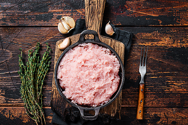 포토 JPG 해외이미지 포크 실내 마늘 사람없음 하이앵글 닭고기 신선 냄비 날것 나무도마 백리향 다짐육 나무배경 해외포토 식기 뷰포인트 백그라운드 채소 도마 육류 내부 목재 솥 파일형식 이미지허브