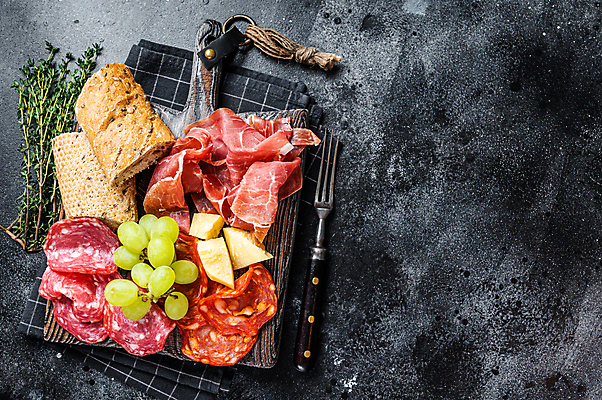 포토 JPG 해외이미지 빵 검은배경 치즈 실내 사람없음 하이앵글 청포도 햄 살라미 프로슈토 해외포토 음식 뷰포인트 백그라운드 포도 유제품 육류 내부 검은색 파일형식 이미지허브