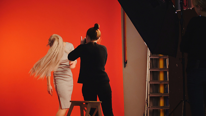 포토 JPG 해외이미지 모델 직업 응시 드레스 여자 포즈 백그라운드 신발 성인 빨간색 세명 빛 치마 금발 뷰티 유행 사진촬영 장비 모임 흰색 신선 화려 황금 발사 사진사 무릎 단상 스타일 해외포토 헤어스타일 시선 옷 컬러 컨셉 하의 사람 신체부위 촬영 작가 파일형식 이미지허브