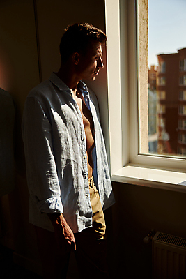 포토 JPG 해외이미지 백인 1 라이프스타일 남자 행복 의자 창문 성공 휴식 주택 실내 관리 한명 미소 사람 인종 성인 내부 스마트폰 핸드폰 머리 공책 꿈 방 연도 긍정 주말 안락 해외포토 서양인 감정 가구 컨셉 문구용품 표정 건물 생활 신체부위 전자제품 스마트기기 파일형식 이미지허브