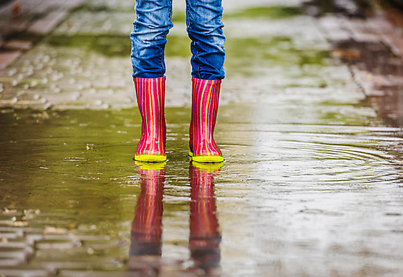 포토 JPG 해외이미지 주간 발 장화 서기 야외 아웃포커스 신체부위 반사 청바지 비 소프트포커스 웅덩이 레인부츠 해외포토 자연요소 신발 바지 모션 날씨 촬영기법 부츠 사람 파일형식 이미지허브