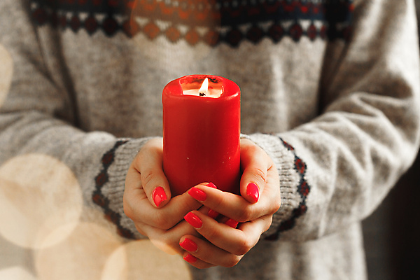 포토 JPG 해외이미지 여자 초 실내 한명 들기 상반신 성인 앞모습 오브젝트 빛망울 성인여자한명만 해외포토 1 뷰포인트 모션 사람 내부 빛 여자한명만 성인여자만 파일형식 이미지허브