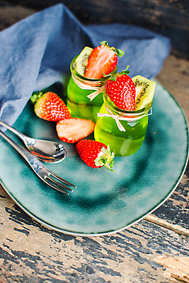 포토 JPG 해외이미지 접시 포크 딸기 단면 유리병 실내 키위 사람없음 숟가락 과일젤리 과일푸딩 나무배경 해외포토 식기 백그라운드 과일 병_용기 수저 내부 젤리 푸딩 파일형식 이미지허브