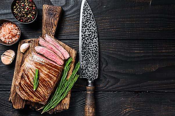 포토 JPG 해외이미지 단면 실내 마늘 스테이크 비프스테이크 사람없음 소고기 슬라이스 식칼 로즈메리 나무도마 통후추 카피스페이스 나무배경 핑크솔트 해외포토 백그라운드 채소 주방용품 도마 서양음식 육류 내부 목재 공백 허브 소금 후추 파일형식 이미지허브