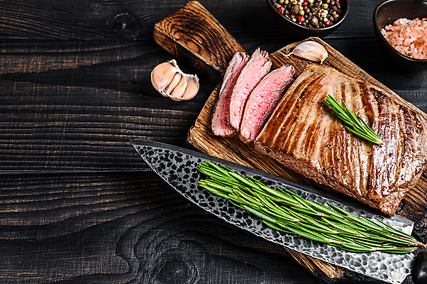 포토 JPG 해외이미지 단면 실내 마늘 스테이크 비프스테이크 사람없음 소고기 슬라이스 식칼 로즈메리 나무도마 카피스페이스 나무배경 핑크솔트 해외포토 백그라운드 채소 주방용품 도마 서양음식 육류 내부 목재 공백 허브 소금 파일형식 이미지허브