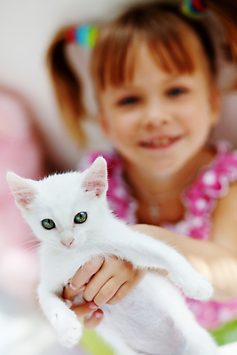 포토 JPG 해외이미지 동물 백인 딸 유럽 얼굴 어린이 분홍색 장난 가족 포옹 놀이 친절 사랑 한명 미소 사람 반려동물 고양이 우정 활발 기쁨 게임 흰색 아기 잡기 달콤 긍정 돌봄 유래 천진난만 해외포토 서양인 1 감정 나라 컬러 컨셉 포유류 관계 안기 모션 표정 신체부위 친구 맛 파일형식 이미지허브