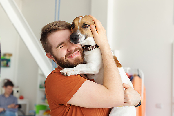 포토 JPG 해외이미지 한마리 남자 행복 반려견 안기 함께함 실내 사랑 웃음 상반신 성인 두명 옆모습 친구 반려동물 눈감음 우정 강아지 잭러셀테리어 성인남자만 해외포토 동물 1 감정 뷰포인트 컨셉 관계 모션 표정 사람 내부 개 테리어 남자만 성인만 파일형식 이미지허브