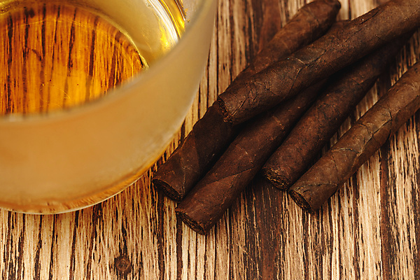 포토 JPG 해외이미지 담배 실내 사람없음 위스키 나무배경 해외포토 백그라운드 주류 내부 파일형식 이미지허브