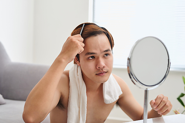 포토 JPG 해외이미지 응시 남자 실내 한명 들기 동양인 상반신 성인 앞모습 뷰티 머리빗 머리손질 헤어관리 자기관리 탁상거울 성인남자한명만 그루밍족 해외포토 1 시선 뷰포인트 모션 사람 인종 내부 거울 미용용품 남자한명만 성인남자만 파일형식 이미지허브