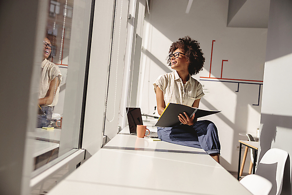 포토 JPG 해외이미지 서양인 우먼라이프 응시 여자 흑인 의자 한명 웃음 들기 앉기 상반신 성인 앞모습 옆모습 햇빛 반사 머그컵 다리꼬기 비즈니스우먼 창가 책상 스프링노트 성인여자한명만 안경낌 해외포토 외국인 1 라이프스타일 시선 안경 뷰포인트 가구 비즈니스 창문 모션 표정 사람 컵 태양 공책 직장인 여자한명만 성인여자만 파일형식 이미지허브