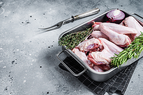 포토 JPG 해외이미지 포크 회색배경 실내 사람없음 닭고기 신선 냄비 날것 로즈메리 닭날개 백리향 적양파 해외포토 식기 백그라운드 양파 육류 내부 회색 솥 허브 파일형식 이미지허브