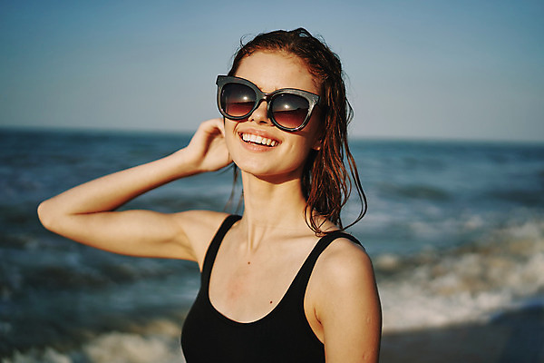 포토 JPG 해외이미지 주간 여자 여유 휴식 한명 상반신 성인 해변 야외 옆모습 아웃포커스 여름휴가 바캉스 선글라스 성인여자한명만 해외포토 자연요소 1 감정 안경 바다 뷰포인트 컨셉 휴가 촬영기법 사람 여자한명만 성인여자만 파일형식 여름_계절 이미지허브