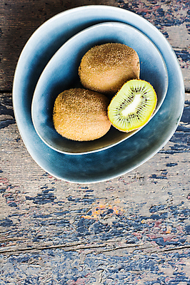 포토 JPG 해외이미지 그릇 단면 실내 키위 사람없음 하이앵글 담기 나무배경 해외포토 식기 뷰포인트 백그라운드 과일 모션 내부 파일형식 이미지허브