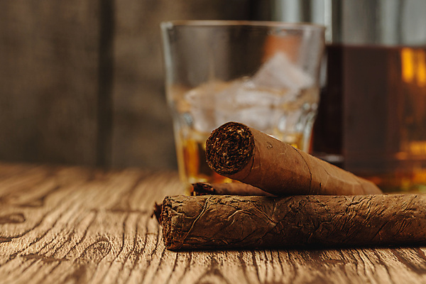 포토 JPG 해외이미지 담배 실내 사람없음 아웃포커스 위스키 해외포토 주류 촬영기법 내부 파일형식 이미지허브