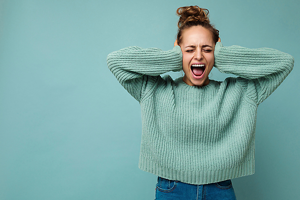 포토 JPG 해외이미지 백인 여자 실내 입벌림 한명 상반신 성인 앞모습 눈감음 외침 귀막기 스웨터 파란배경 두통 손짚기 성인여자한명만 해외포토 서양인 1 뷰포인트 백그라운드 상의 모션 표정 사람 손짓 내부 파란색 소리 질병 여자한명만 성인여자만 파일형식 이미지허브