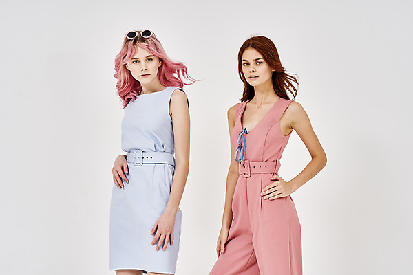 포토 JPG 해외이미지 백인 모델 응시 여자 패션 허리손 포즈 실내 서기 상반신 성인 두명 앞모습 옆모습 친구 선글라스 흰배경 성인여자만 해외포토 서양인 시선 안경 뷰포인트 백그라운드 관계 모션 사람 내부 흰색 여자만 성인만 파일형식 이미지허브