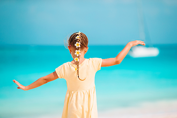 포토 JPG 해외이미지 주간 백인 여자 수영복 꽃 어린이 여행 팔벌리기 휴식 한명 상반신 해변 야외 뒷모습 여름휴가 바캉스 머리장식 소녀한명만 해외포토 자연요소 서양인 식물 1 옷 바다 뷰포인트 컨셉 모션 휴가 사람 장식 여자한명만 소녀만 파일형식 여름_계절 이미지허브