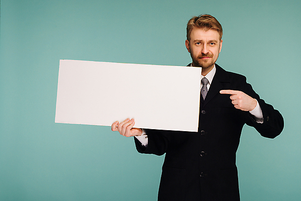 포토 JPG 해외이미지 서양인 남자 종이 프레임 한명 미소 들기 상반신 성인 앞모습 사각형 가리킴 집중 보여주기 주목 성인남자한명만 해외포토 도형 외국인 1 뷰포인트 컨셉 모션 표정 사람 손짓 남자한명만 성인남자만 파일형식 이미지허브