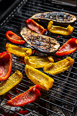 포토 JPG 해외이미지 그릇 음식 조각 백그라운드 채소 가지 파프리카 건강 요리 사람없음 초록색 소풍 검은색 식사 저녁식사 뜨거움 그릴 바비큐 굽기 준비 점심식사 연소 석탄 주키니 화상 해외포토 식기 컬러 주방용품 야외활동 상처 구이 파일형식 이미지허브