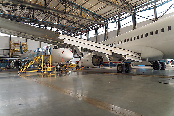 포토 JPG 해외이미지 비행기 실내 사람없음 계단 수리 항공 점검 격납고 해외포토 항공교통 대중교통 내부 파일형식 이미지허브