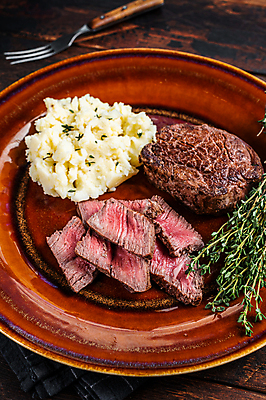 포토 JPG 해외이미지 포크 단면 실내 스테이크 비프스테이크 사람없음 소고기 슬라이스 매시드포테이토 백리향 나무배경 해외포토 식기 백그라운드 서양음식 육류 내부 파일형식 이미지허브