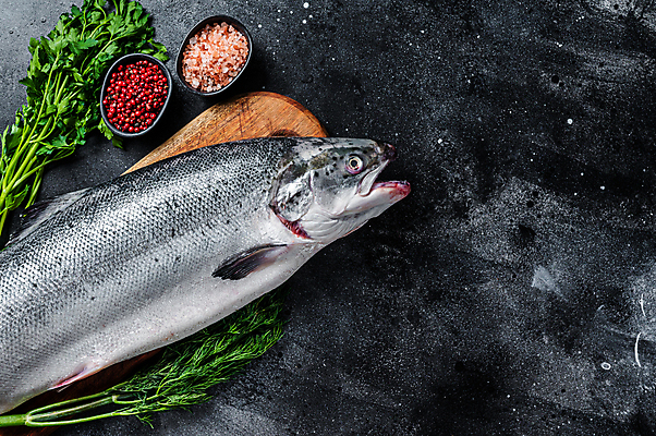 포토 JPG 해외이미지 그릇 검은배경 실내 사람없음 하이앵글 허브 날것 소금 연어 후추 나무도마 카피스페이스 해외포토 식물 식기 뷰포인트 백그라운드 도마 어류 내부 목재 검은색 공백 향신료 파일형식 이미지허브