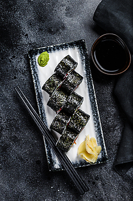 포토 JPG 해외이미지 접시 젓가락 검은배경 실내 사람없음 해물요리 천 고추냉이 해산물 간장 롤스시 해외포토 식기 음식 백그라운드 수저 내부 검은색 초밥 직물 양념 일본음식 파일형식 이미지허브