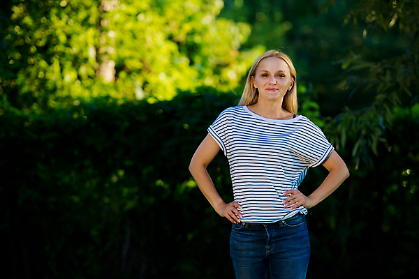 포토 JPG 해외이미지 모델 응시 옷 여자 행복 포즈 한명 사람 성인 야외 여름 금발 줄무늬 흰색 청바지 성인여자만 해외포토 1 헤어스타일 시선 계절 감정 컬러 무늬 바지 여자만 성인만 파일형식 이미지허브