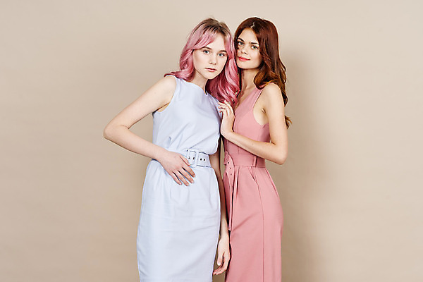 포토 JPG 해외이미지 백인 모델 응시 여자 패션 포즈 실내 미소 상반신 성인 두명 앞모습 옆모습 친구 손들기 성인여자만 베이지색배경 해외포토 서양인 시선 뷰포인트 백그라운드 관계 모션 표정 사람 내부 베이지색 여자만 성인만 파일형식 이미지허브