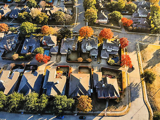 포토 JPG 해외이미지 나무 외관 응시 계절 단풍 잎 오렌지 자연 아침 지붕 거리 주택 안테나 잔디 사람없음 건물 빛 컬러풀 노란색 정원 미국 추위 가을 시골 커뮤니티 이웃 내추럴 대출 개발 교외 뒤뜰 드론 직진 텍사스 스타일 해외포토 주간 식물 건축물 시선 컬러 북아메리카 과일 통신 금융 생태계 파일형식 이미지허브