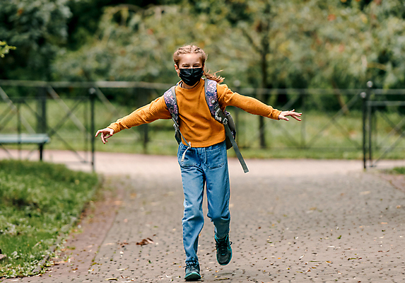 포토 JPG 해외이미지 전신 백인 라이프스타일 여학생 여자 어린이 학교 팔벌리기 책가방 마스크 한명 야외 아웃포커스 달리기 하교 하교길 소녀한명만 해외포토 서양인 1 학생 교육 가방 모션 촬영기법 사람 생활 등하교 여자한명만 소녀만 파일형식 이미지허브