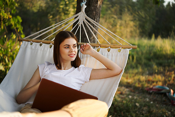 포토 JPG 해외이미지 주간 응시 여자 자연 한명 미소 상반신 성인 야외 앞모습 아웃포커스 노트북 눕기 해먹 성인여자한명만 해외포토 자연요소 1 시선 뷰포인트 모션 촬영기법 표정 사람 전자제품 침대 생태계 여자한명만 성인여자만 파일형식 이미지허브