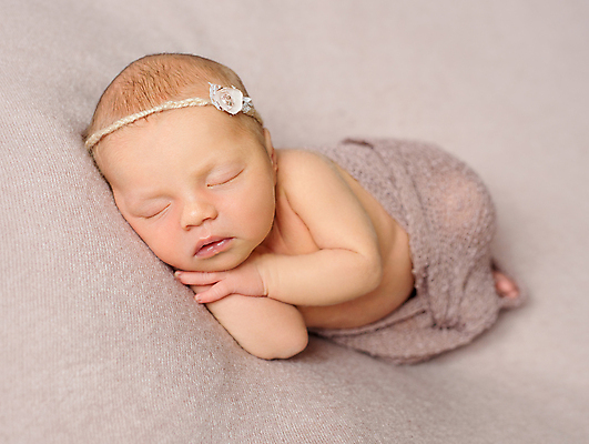 포토 JPG 해외이미지 여자 꽃 한명 사람 귀여움 아기 신생아 머리띠 잠 담요 기저귀 여자아기한명만 해외포토 식물 1 컨셉 장신구 아기용품 여자한명만 여자아기만 파일형식 이미지허브