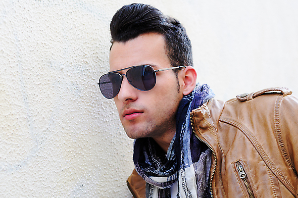 포토 JPG 해외이미지 백인 모델 1 라이프스타일 헤어스타일 응시 남자 포즈 백그라운드 한명 사람 20대 성인 선글라스 유행 재킷 흰색 도시 최고 자신감 시원함 파일럿 스마트 심각 스타일 카피스페이스 해외포토 서양인 직업 시선 감정 안경 컬러 컨셉 청년 생활 공백 외투 파일형식 이미지허브