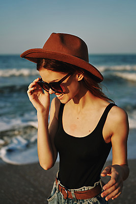 포토 JPG 해외이미지 주간 여자 여유 휴식 한명 상반신 성인 해변 야외 옆모습 아웃포커스 여름휴가 바캉스 선글라스 잡기 성인여자한명만 해외포토 자연요소 1 감정 안경 바다 뷰포인트 컨셉 모션 휴가 촬영기법 사람 여자한명만 성인여자만 파일형식 여름_계절 이미지허브