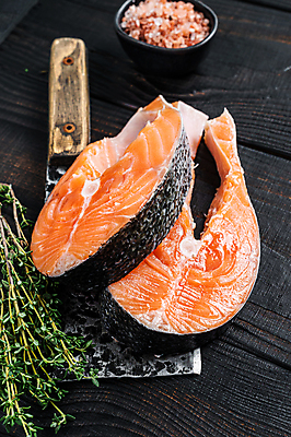 포토 JPG 해외이미지 그릇 검은배경 실내 사람없음 허브 날것 연어 식칼 토막 핑크솔트 해외포토 식물 식기 백그라운드 주방용품 어류 내부 검은색 소금 파일형식 이미지허브