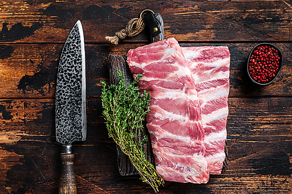 포토 JPG 해외이미지 그릇 식재료 실내 생고기 돼지고기 사람없음 하이앵글 신선 후추 식칼 나무도마 등갈비 백리향 나무배경 해외포토 식기 뷰포인트 백그라운드 주방용품 도마 육류 내부 목재 향신료 파일형식 이미지허브