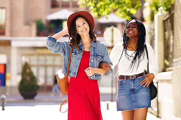 포토 JPG 해외이미지 백인 모자 학생 라이프스타일 헤어스타일 옷 여자 행복 백그라운드 2 휴가 갈색머리 함께함 미소 사람 성인 야외 두명 여행객 검은색 우정 기쁨 도시 다인종 다민족 스타일 해외포토 레이스천 서양인 잡화 감정 컬러 컨셉 표정 인종 생활 친구 직물 파일형식 이미지허브