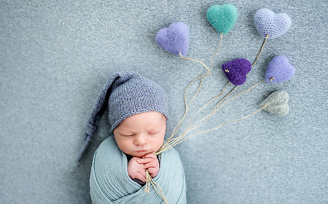 포토 JPG 해외이미지 백인 남자 실내 한명 사람 하트 아기 신생아 잡기 잠 니트 낮잠 남자아기한명만 해외포토 모양 서양인 1 상의 모션 내부 남자한명만 남자아기만 파일형식 이미지허브
