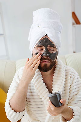 포토 JPG 해외이미지 남자 수염 한명 상반신 성인 수건 뷰티 눈감음 목욕가운 바르기 팩 스킨케어 성인남자한명만 해외포토 1 모션 사람 위생용품 화장품 가운 남자한명만 성인남자만 파일형식 이미지허브