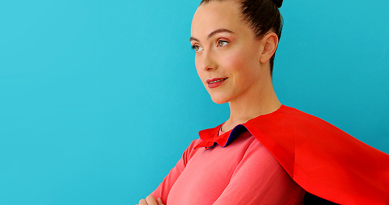 포토 JPG 해외이미지 백인 직업 1 라이프스타일 응시 행복 백그라운드 컨셉 성공 엄마 한명 서기 미소 빨간색 파란색 뷰티 힘 꿈 코트 자신감 보호 망토 속도 리더 영웅 슈퍼히어로 카피스페이스 해외포토 서양인 시선 감정 컬러 가족 모션 표정 사람 생활 공백 외투 파일형식 이미지허브