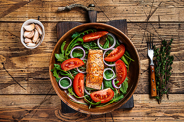 포토 JPG 해외이미지 그릇 포크 토마토 채소 양파 실내 마늘 사람없음 하이앵글 허브 연어 나무그릇 연어샐러드 연어스테이크 연어요리 나무배경 해외포토 식물 식기 음식 뷰포인트 백그라운드 어류 스테이크 내부 목재 샐러드 파일형식 이미지허브
