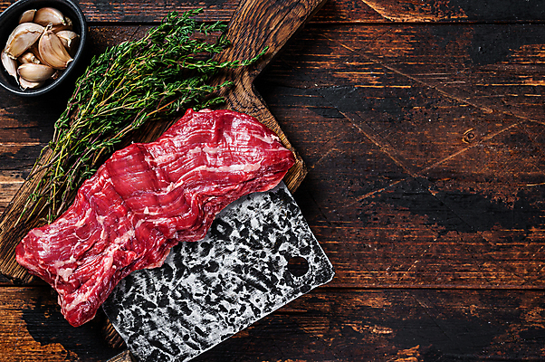 포토 JPG 해외이미지 음식 조각 백그라운드 마늘 육류 스테이크 비프스테이크 사람없음 목재 빨간색 치마 검은색 어둠 소고기 신선 양념 선택 그릴 바비큐 자르기 허브 향신료 준비 날것 소금 후추 로즈메리 라스베가스 백리향 생식 정육점 해외포토 나무 식물 컬러 컨셉 채소 식재료 재료 모션 하의 주방용품 서양음식 상점 향미료 파일형식 이미지허브