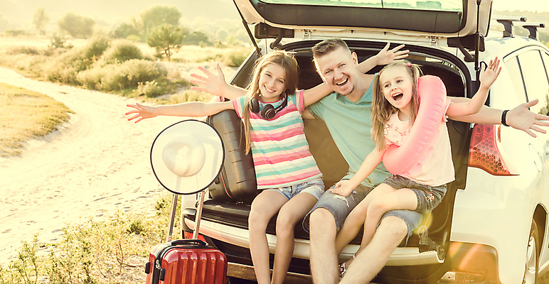 포토 JPG 해외이미지 전신 응시 여자 남자 딸 도로 어린이 여행 자동차 팔벌리기 앉기 상반신 성인 앞모습 세명 여름휴가 바캉스 여행객 캐리어 여행가방 아빠 휴양지 튜브 자동차트렁크 부녀 육아대디 해외포토 시선 길 육상교통 뷰포인트 가방 가족 교통시설 모션 휴가 사람 장소 파일형식 여름_계절 이미지허브