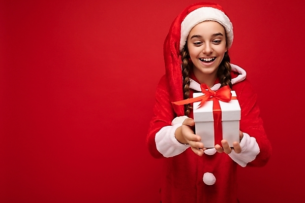 포토 JPG 해외이미지 옷 행복 리본 어린이 크리스마스 휴가 새해 기념 갈색머리 선물 한명 미소 정장 이벤트 선물상자 상자 산타클로스 파티 희망 놀람 꿈 축하 긍정 포장소품 해외포토 1 헤어스타일 기념일 감정 컨셉 포장 표정 사람 오브젝트 포장재료 파일형식 이미지허브